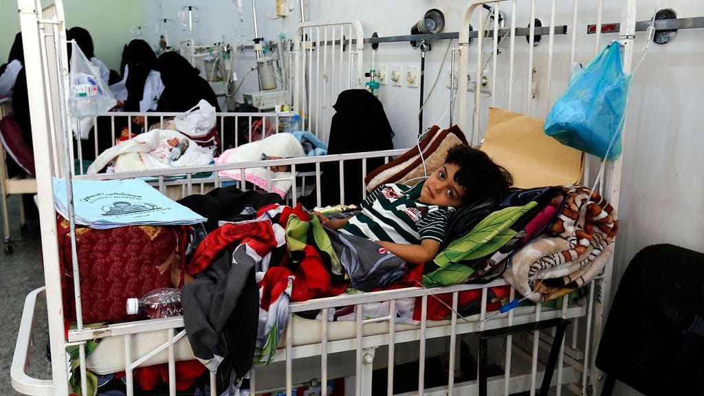 Nälänhätä uhkaa miljoonia Jemenissä. Kuvassa lapsi saa hoitoa Jemenin Sanaassa.