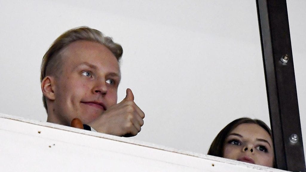 Patrik Laine seurasi SM-liigan välieräottelua Tappara-HIFK Tampereella huhtikuussa 2017.