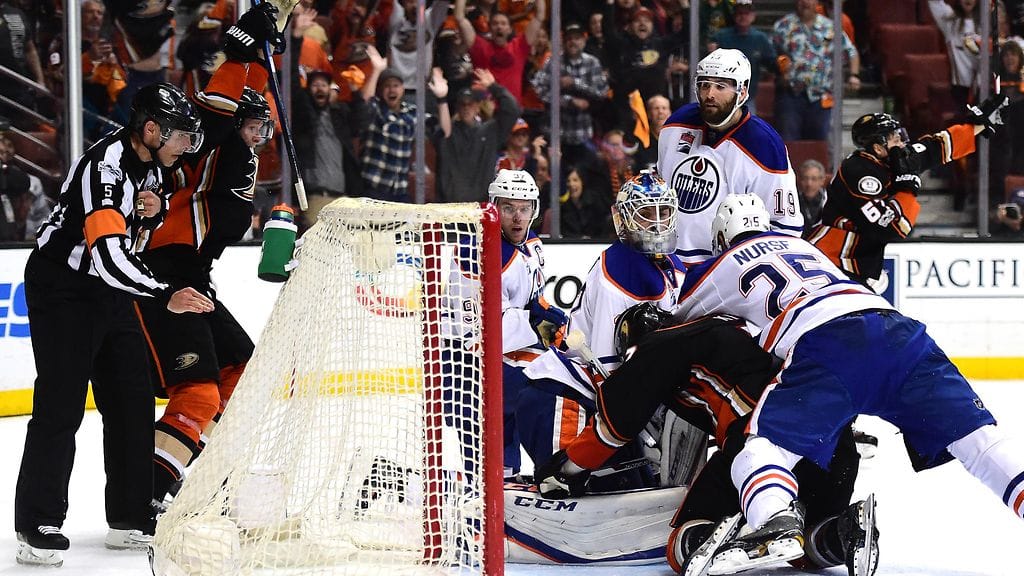 Rickard Rakell (takana) iski Anaheimin tasoituksen 15 sekuntia ennen varsinaisen peliajan päätöstä.