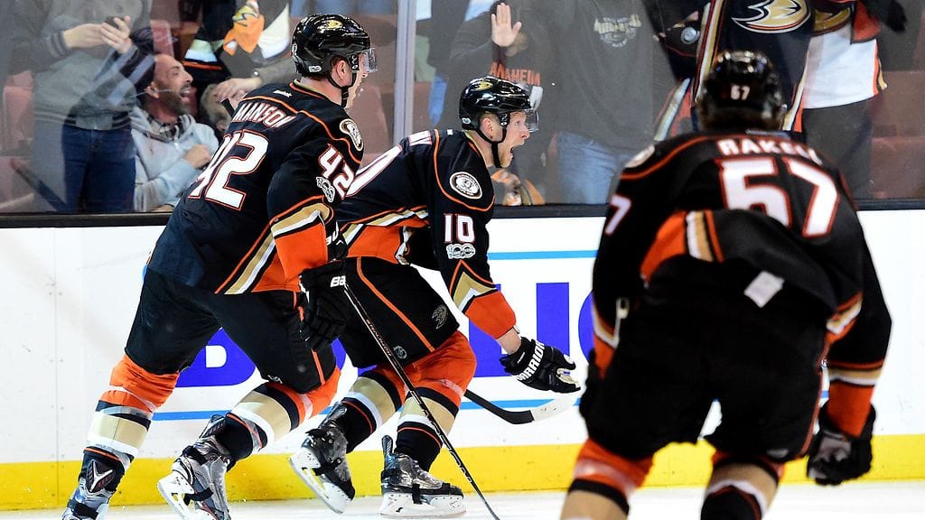 Corey Perry (kesk.) iski voittomaalin.