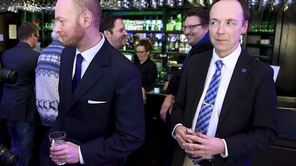 Perussuomalaisten eduskuntaryhmän puheenjohtaja Sampo Terho ja europarlamentaarikko Jussi Halla-aho (oik) perussuomalaisten vaalivalvojaisissa kuntavaalien vaalipäivänä Bottalla Helsingissä sunnuntaina 9. huhtikuuta 2017.