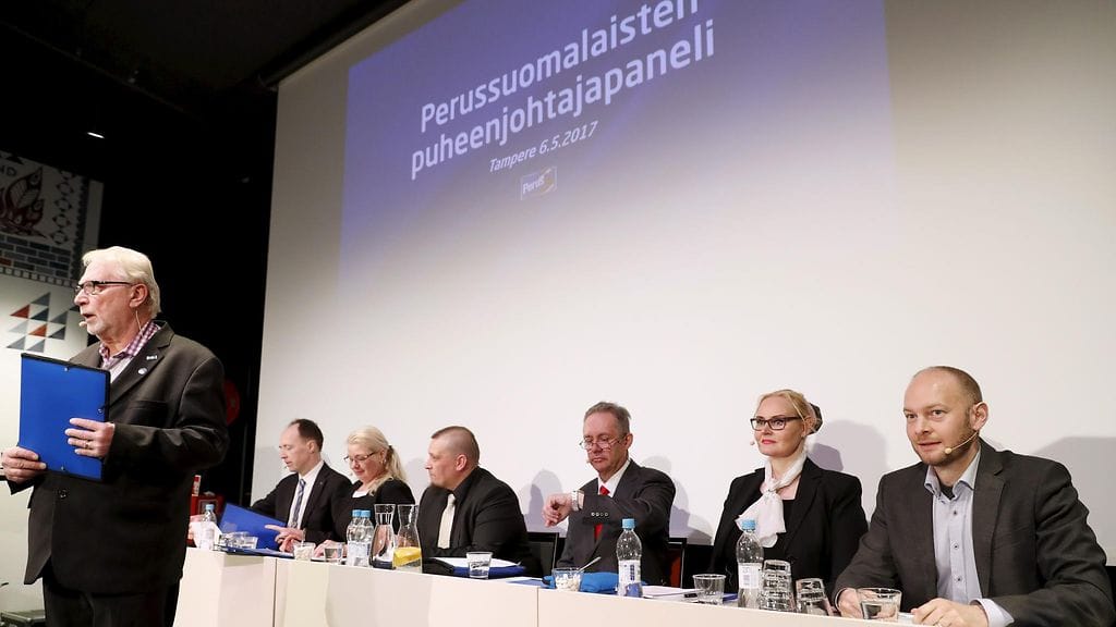 Jussi Halla-aho, Leena Meri, Riku Nevanpää, Raimo Rautiola,Veera Ruoho ja Sampo Terho. Edessä Matti Putkonen.