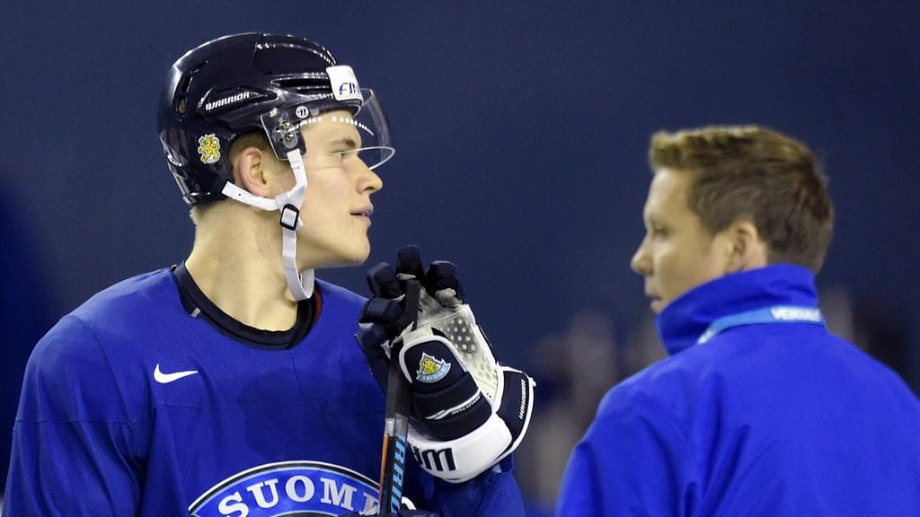 Jesse Puljujärvi ja Lauri Marjamäki lauantain harjoituksissa.