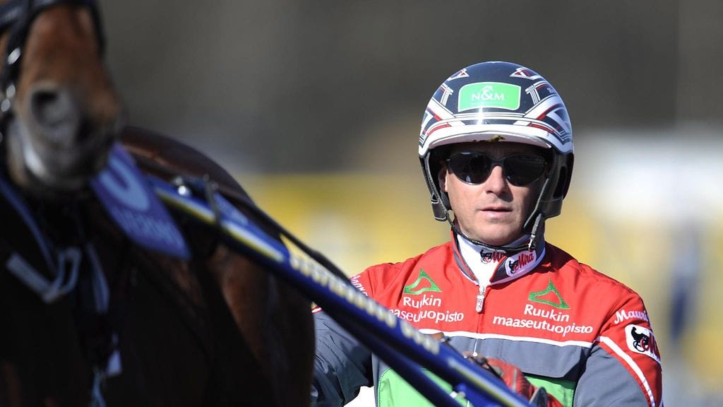 Mauri Jaara ohjastaa sekä valmentaa Don Juan Sisua.