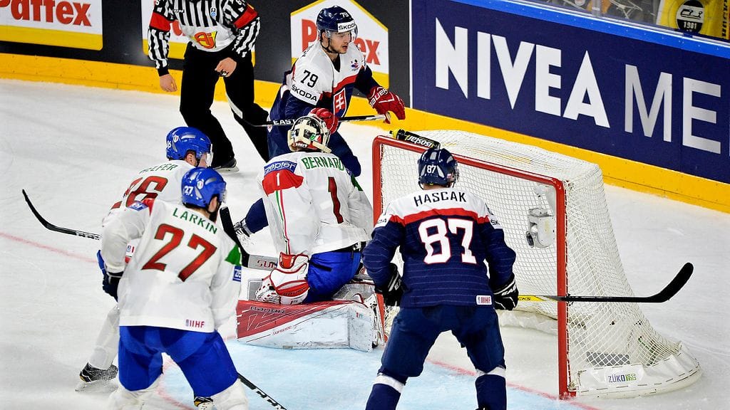 Slovakian 2-2-tasoituksen iski reilu minuutti ennen varsinaisen peliajan päättymistä Libor Hudacek (maalin takana).