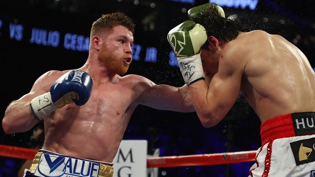 Saul Alvarez (vas.) löi maanmiehensä Julio Cesar Chavez juniorin selvästi lauantaina.