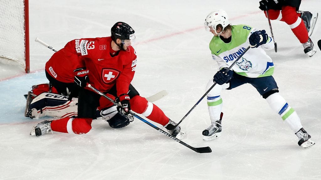 Ziga Jeglic (oik.) Sveitsi-ottelussa.