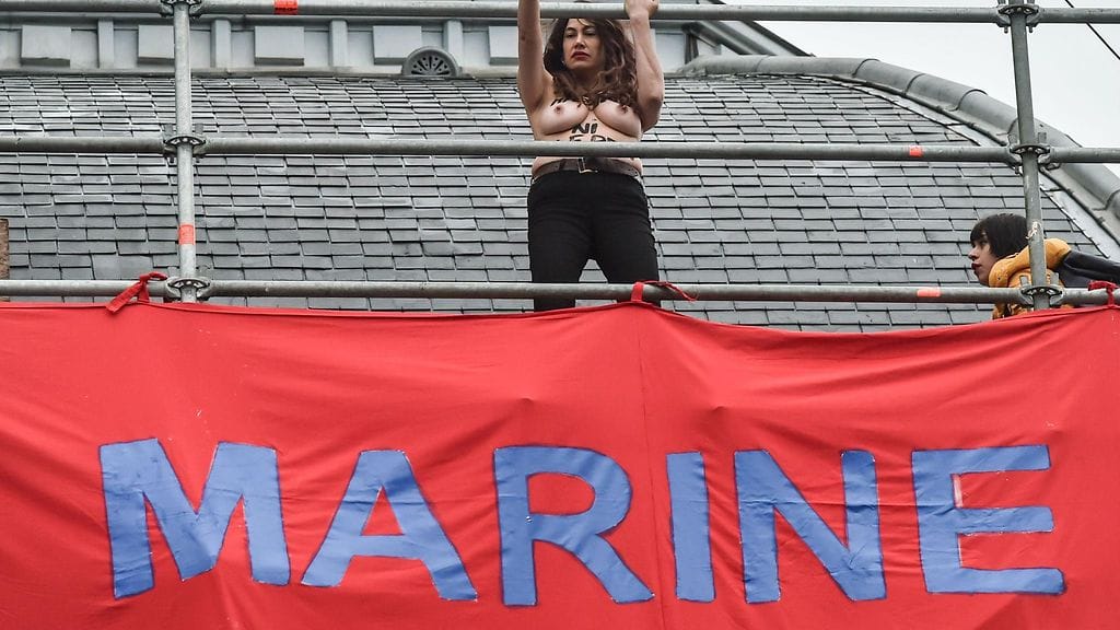 Femen-aktivistiryhmään kuuluva nainen osoitti yläosattomana mieltään Marine Le Peniä vastaan vaalipäivänä Henin-Beaumontissa.