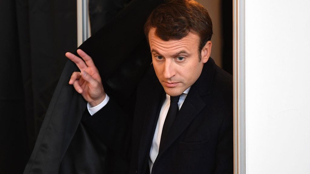 Keskustalaisen En Marche -liikkeen ehdokas Emmanuel Macron kävi äänestämässä vaimonsa Brigitten kanssa Le Touquet´ssa Pohjois-Ranskassa.