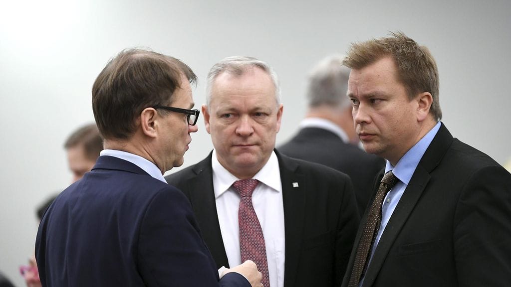 Keskusta ja kokoomus ovat vääntäneet alkoholiuudistuksesta pitkään.