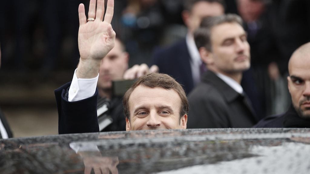 EU-myönteinen Emmanuel Macron nousee Ranskan johtoon.