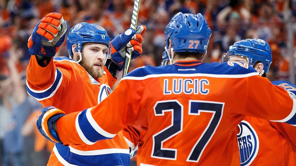 Leon Draisaitl (vas.) johdatti Oilersin ilotulitusta.