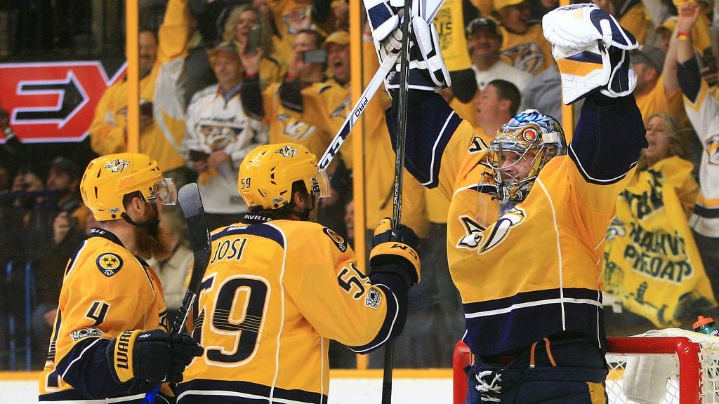 Pekka Rinne (vas.) johdattaa Nashvillen kevätmarssia.