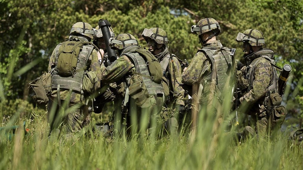 Varusmiehiä harjoituksessa. Kuvituskuva.