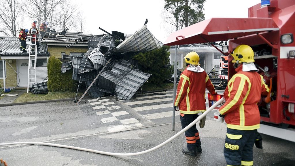 Liekit saatiin sammumaan illansuussa. Osasta asuntoja jouduttiin repimään katto irti sammutustöiden takia.