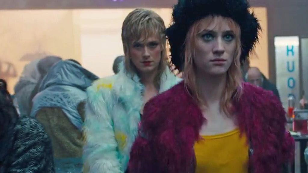 Krista Kosonen ja Mackenzie Davis Blade Runner 2049 -elokuvassa. Kuvakaappaus Youtubesta.