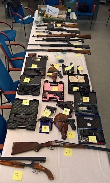 takavarikoituja_aseita_2