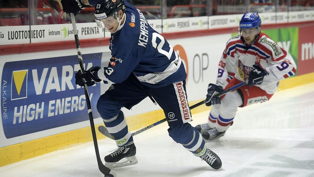 Jan Rutta jahtasi Suomen Joonas Kemppaista eilisillan ottelussa.