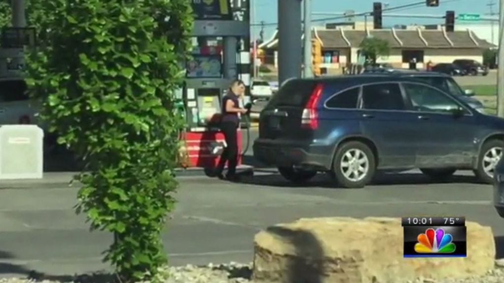 Kuvankaappaus KSNT-uutiskanavan lähetyksestä. Kuvassa CRV Lady -lempinimellä tunnettu Patricia McDonald viime lauantaina.