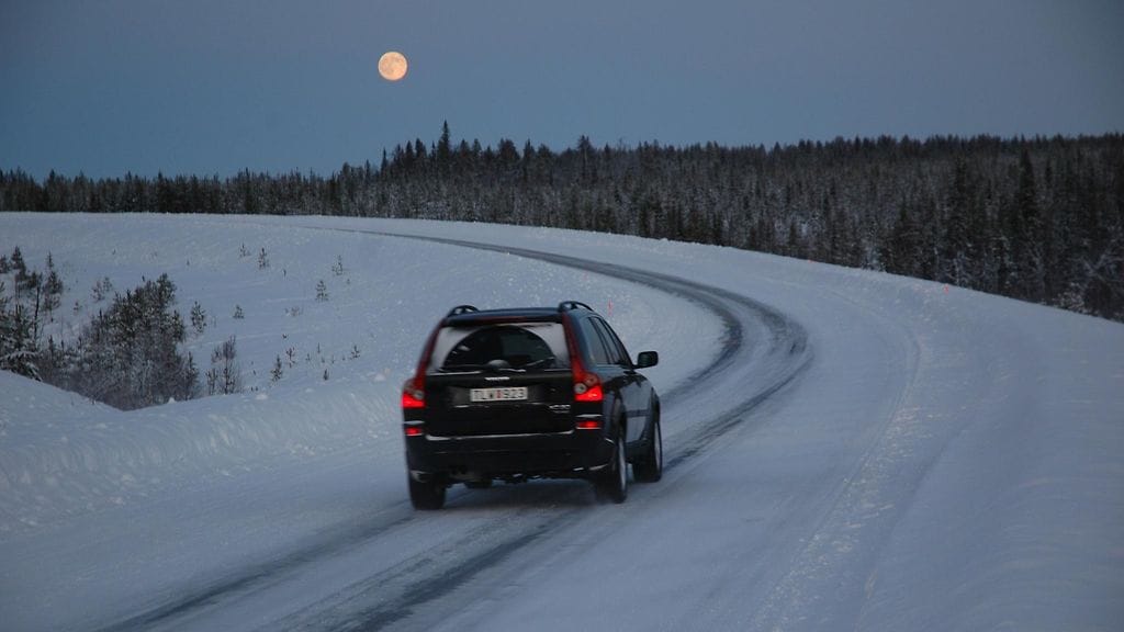 Neliveto ei pysähdy yhtään sen nopeammin kuin kaksivetoinen, muistuttaa Folksam.