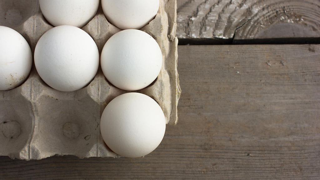 Kuvituskuva. Nainen karsi kananmunat ruokavaliostaan kahden viikon ajaksi ja tarkkaili vaikutuksia.