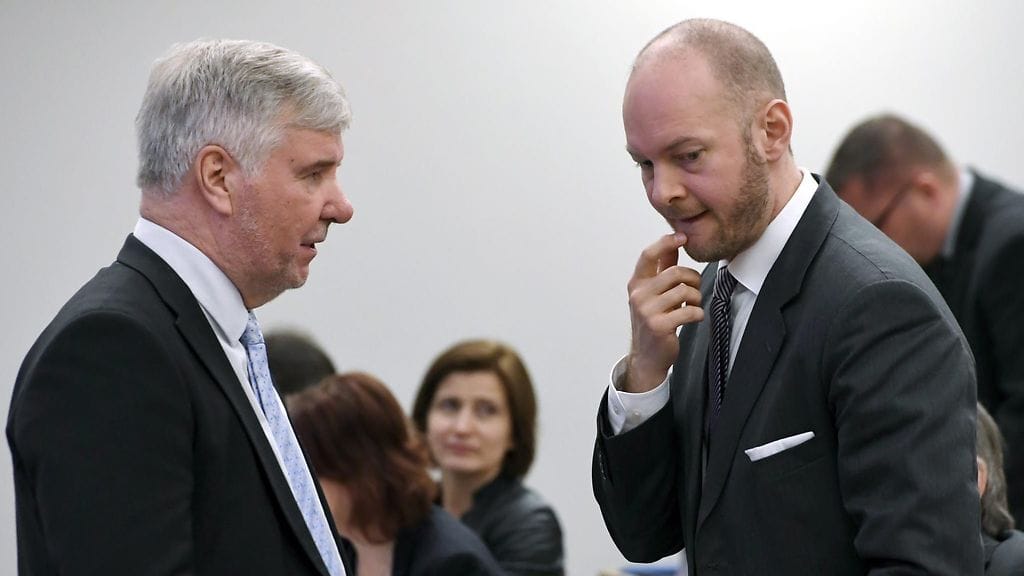 Perussuomalaisten eduskuntaryhmän puheenjohtaja Toimi Kankaanniemi ja eurooppaministeri Sampo Terho (oik.) eduskunnan täysistunnossa 9. toukokuuta 2017.