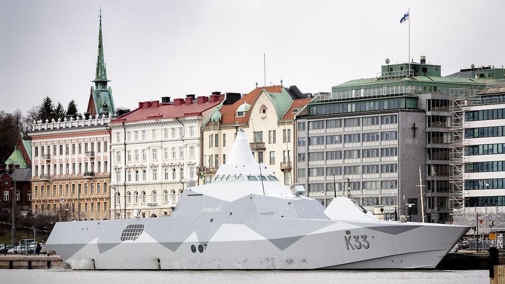 HMS Härnosand ankkuroi paraatipaikalle Helsingin Eteläsatamaan, Kauppatorin lähelle.