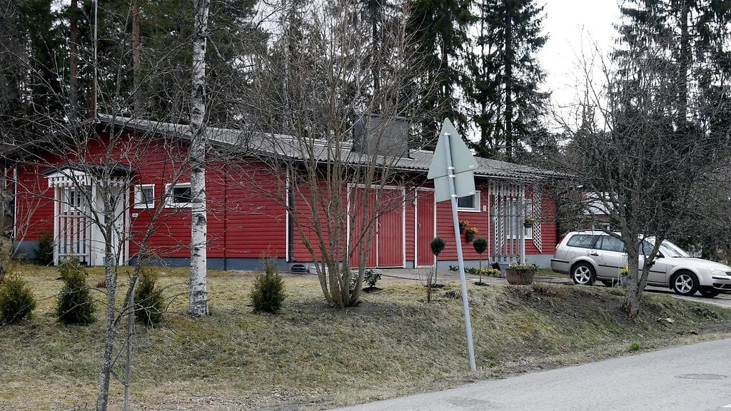 Poliisi löysi eilen illalla Sastamalasta yksityisasunnosta kahden henkilön ruumiit. Kuolinsyyksi epäillään henkirikosta.