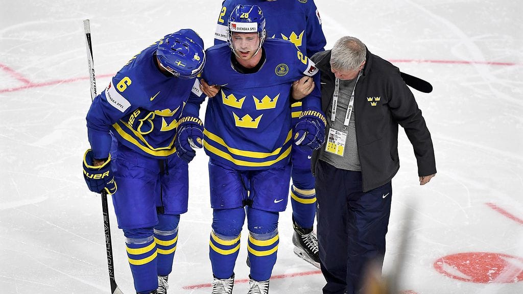 Ruotsalaishyökkääjä Elias Lindholm loukkasi itseään lauantain Saksa-ottelussa. Maanantain USA-pelissä hän teki kaksi maalia.