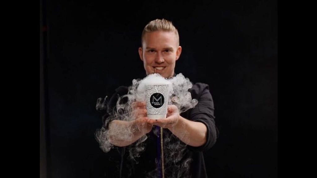 MBakeryn Mikko Hietala toi Suomeen savuavan jäätelön.