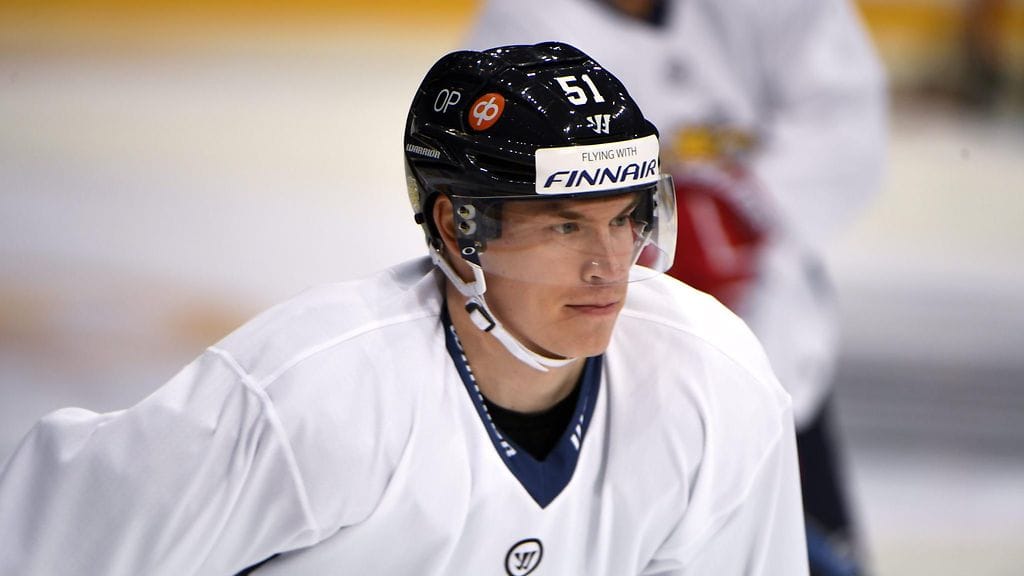 Tomi Sallinen pääsee tänään katsomosta pelaamaan.