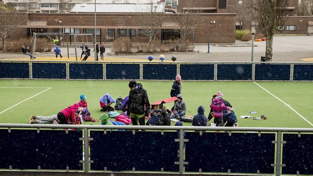 2a- ja 2b -luokkien yhteinen matematiikan tunti lumisateen alkaessa opettajien Jonas Heikkilän ja Josephine Symeksen johdolla Kaarinassa keskiviikkona 10. toukokuuta 2017. Kaarinan ruotsinkielisessä alakoulussa tehtiin ennen vappua päätös siirtyä toukokuuksi ulos opiskelemaan koulurakennuksen sisäilmaongelmien johdosta.