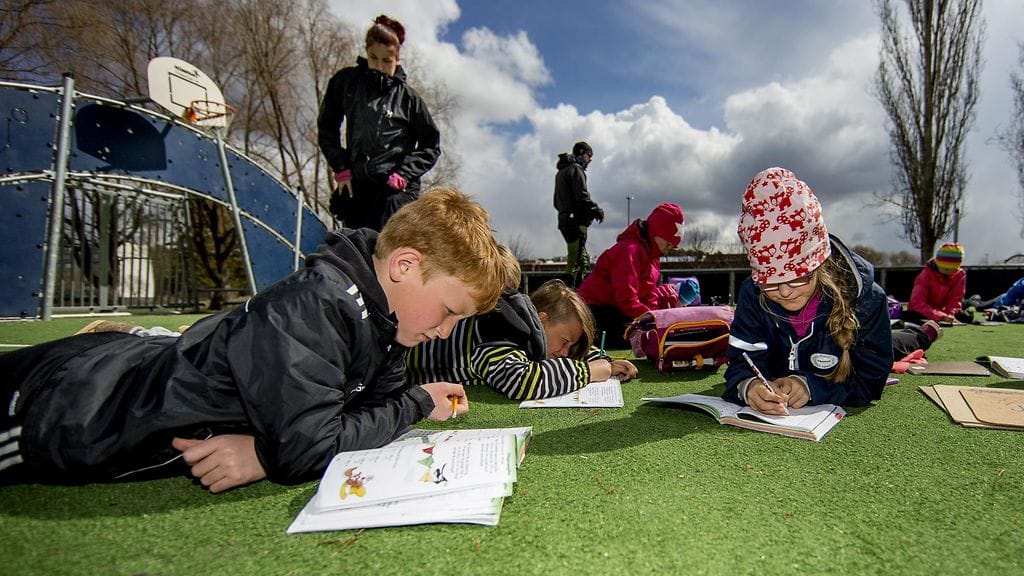 8 -vuotiaat Mio Lundberg (edessä) ja Emilia Pyy 2a ja 2b luokkien yhteisellä matematiikan tunnilla opettajien Jonas Heikkilä ja Josephine Symeksen johdolla Kaarinassa keskiviikkona 10. toukokuuta 2017. Kaarinan ruotsinkielisessä alakoulussa tehtiin ennen vappua päätös siirtyä toukokuuksi ulos opiskelemaan koulurakennuksen sisäilmaongelmien johdosta.