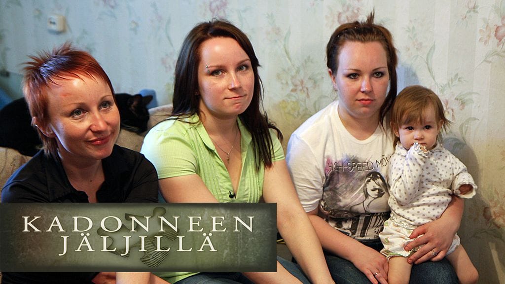 Kadonneen jäljellä: Aino on tyytyväinen isosiskojensa välissä. Vasemmalla Tanja, oikealla Lena.