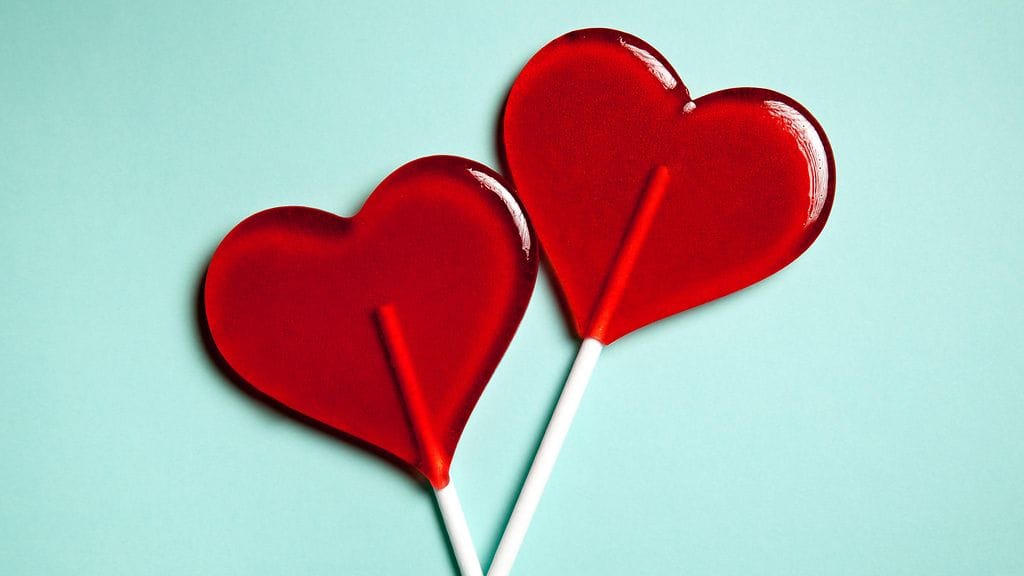 Kuvituskuva. Värjää sokeritikkarit haluamallasi elintarvikevärillä.