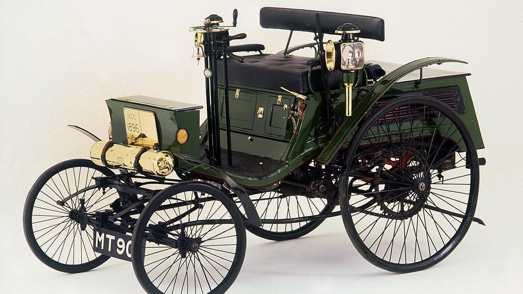 Kuvan autolla on ajettu poliisia pakoon, vaikka sitä ei äkkiseltään uskoisi.