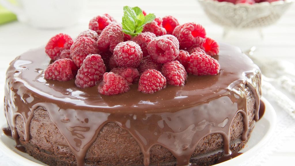 Kuvituskuva. Koristele ja täytä kakku makusi mukaan.