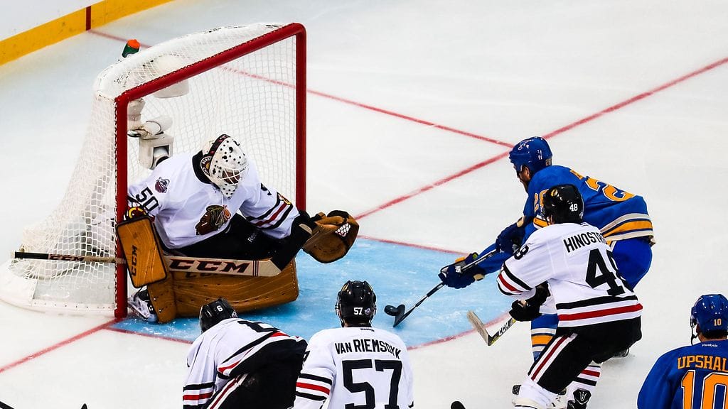 Edellisessä NHL-talviklassikossa kohtasivat Chicago Blackhawks (valkoisissa paidoissa) ja St. Louis Blues.