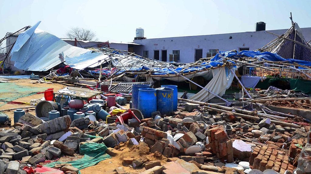 Yli 20 ihmistä kuoli, kun seinä romahti hääseurueen päälle Intiassa. Yleiskuva alueen romahtaneesta seinästä.