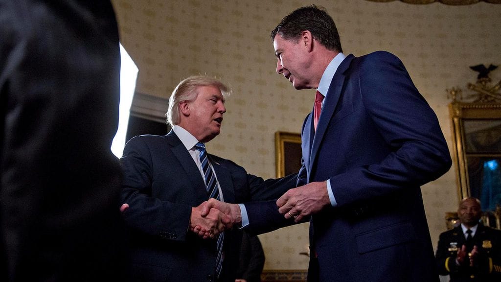 Yhdysvaltain presidentti Donald Trump ja silloinen FBI:n johtaja James Comey kättelivät Valkoisessa talossa 22. tammikuuta 2017.