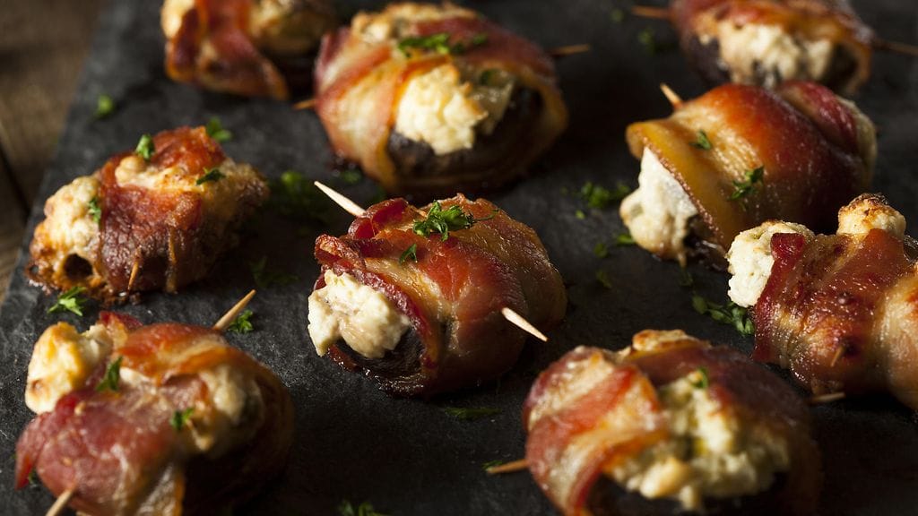 Rasvaisella juustolla täytetyt herkkusienet jäävät grillissä helposti lötköiksi.