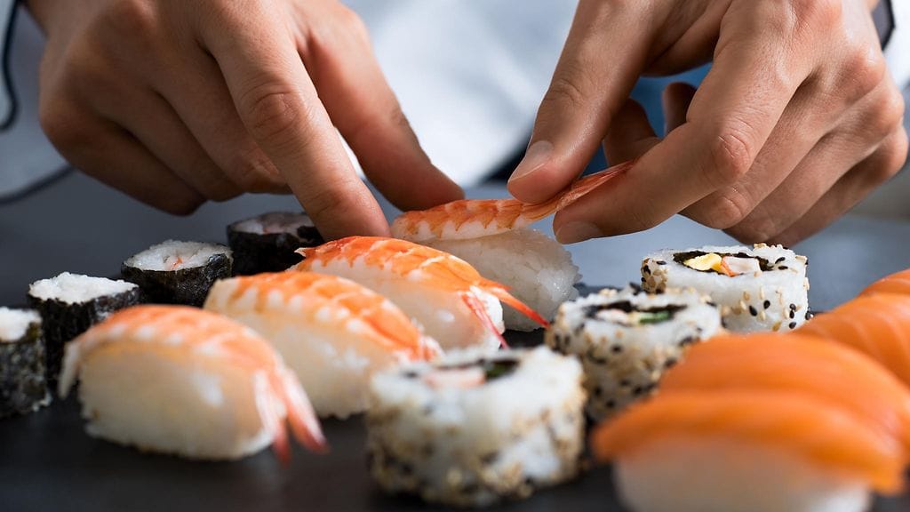 Sushi on tullut Japanista myös länsimaalaisten suosikkiherkuksi.