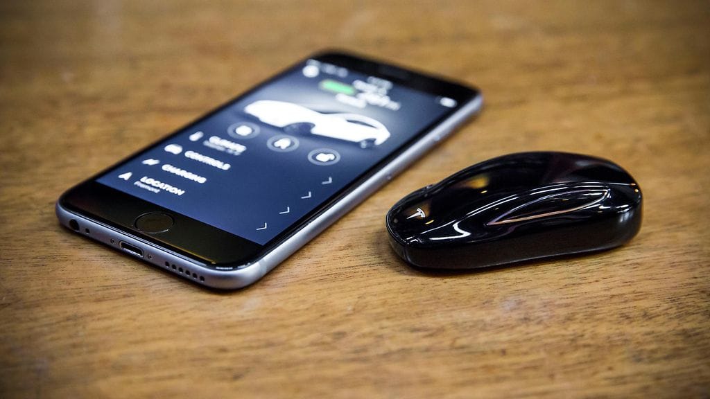 Teslan iPhone-sovellus ja Model X:n avain.