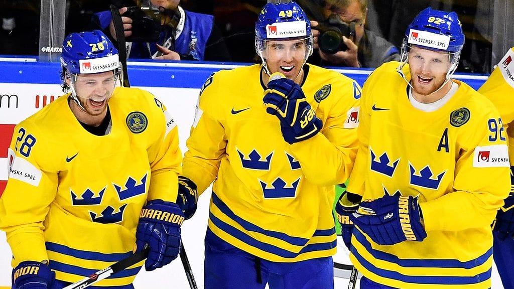 Elias Lindholmilla (vas.), Victor Raskilla ja Gabriel Landeskogilla on kivaa Kölnissä.