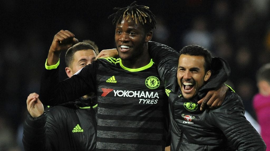 Michy Batshuayi tuulettaa mestaruusmaaliaan.