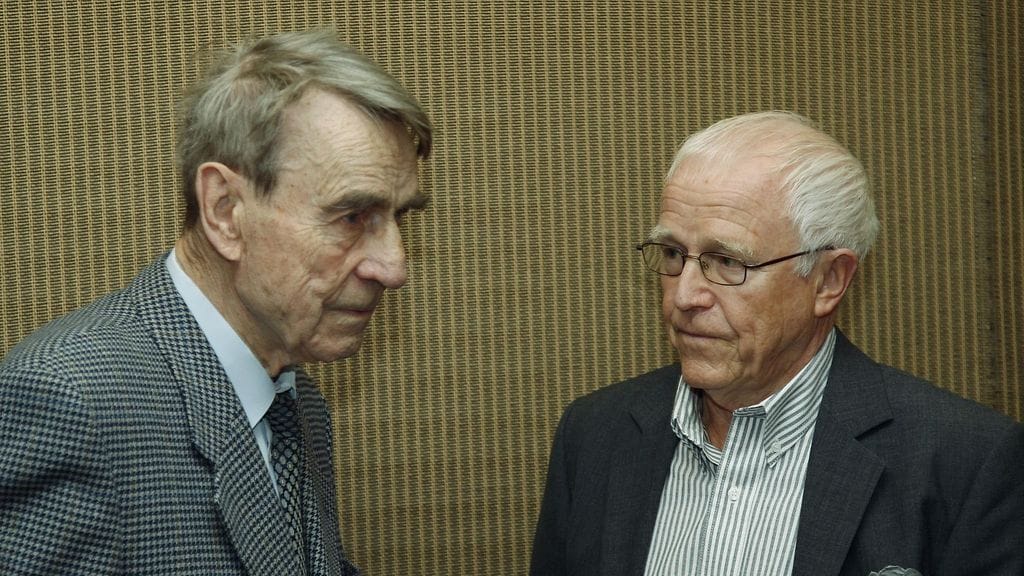 Seppo Lindblom (oik.) julkisti kirjansa Politiikka karkumatkalla Helsingissä 25. lokakuuta 2007. Tilaisuuteen osallistui myös presidentti Mauno Koivisto.