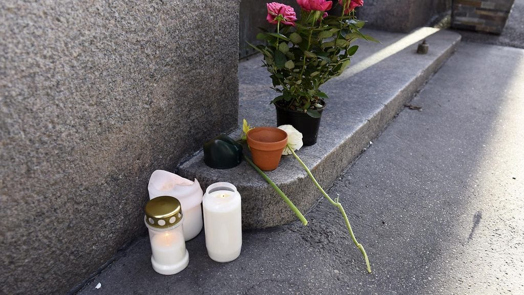 Koivistojen kotiovelle oli tuotu aamusta kukkia ja kynttilöitä. Presidentti Mauno Koivisto kuoli eilen illalla.