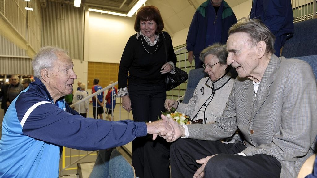 Rouva Tellervo Koivisto ja Presidentti Mauno Koivisto veteraanien SM-lentopalloturnauksessa Helsingissä 13. helmikuuta 2014. Presidentti Koivisto tervehtii Jaakko Estolaa. Presidentti Koivisto ei itse pelannut mutta jakoi tilaisuudessa vanhimman ikäluokan eli 84-vuotiaiden palkinnot.