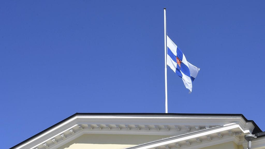 Suruliputus perjantai-iltana kuolleen entisen tasavallan presidentin Mauno Koiviston muistoksi presidentinlinnan lipputangossa Helsingissä lauantaina 13. toukokuuta 2017.