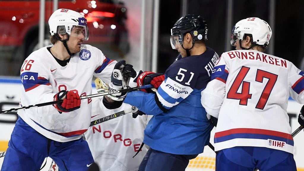 Kristian Forsberg (vas.) ei päästänyt Valtteri Filppulaa Norjan maalin lähellä helpolla.